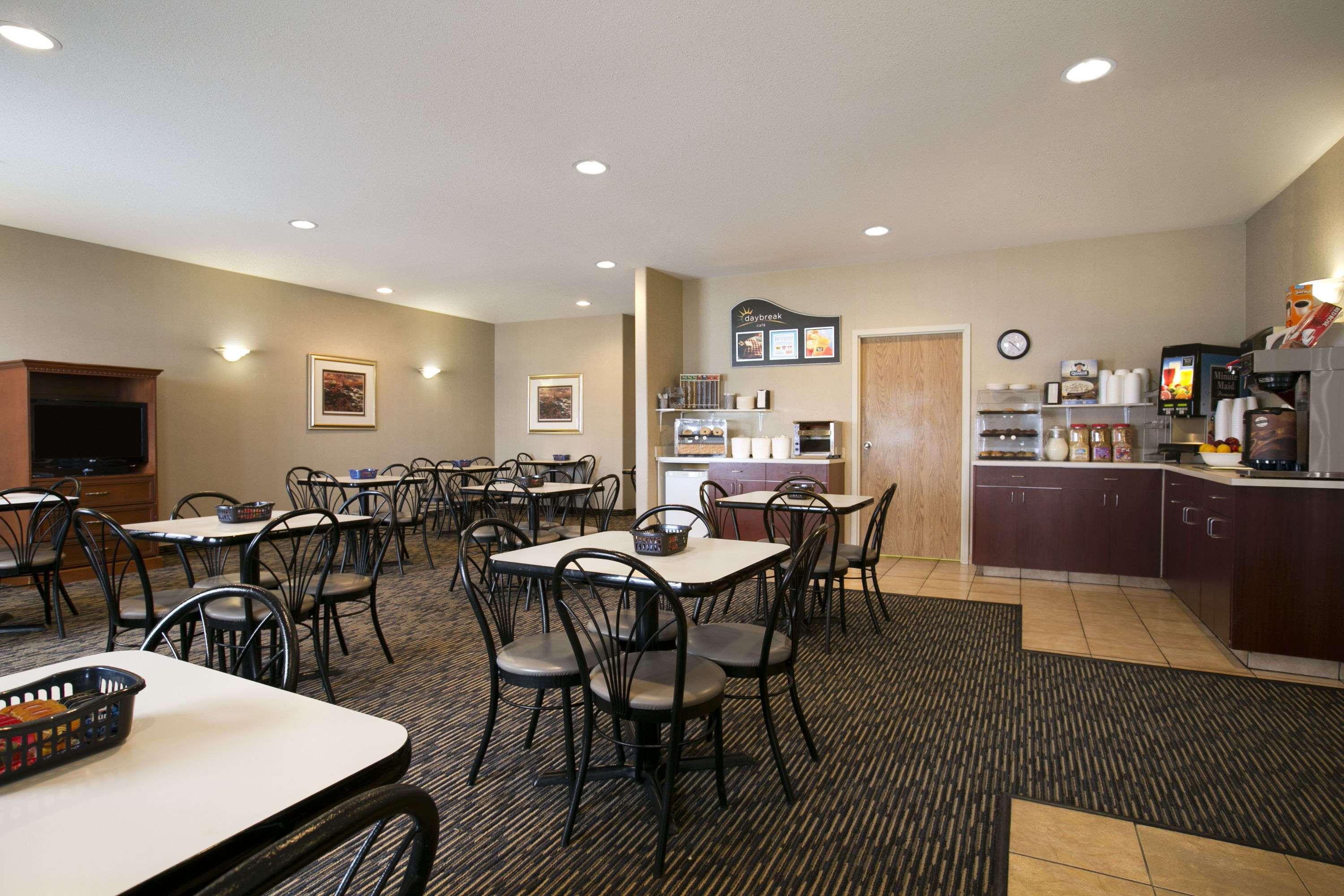 Days Inn By Wyndham Moose Jaw Exterior foto